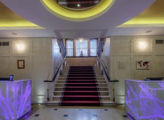 DoubleTree by Hilton London Greenwich, London - Lobby Central Staircase
