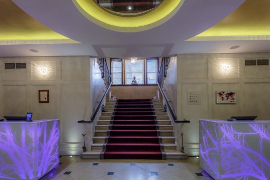 DoubleTree by Hilton London Greenwich, London - Lobby Central Staircase