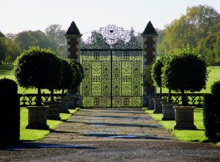 Hertfordshire tour Hatfield House gate ©Hatfield House