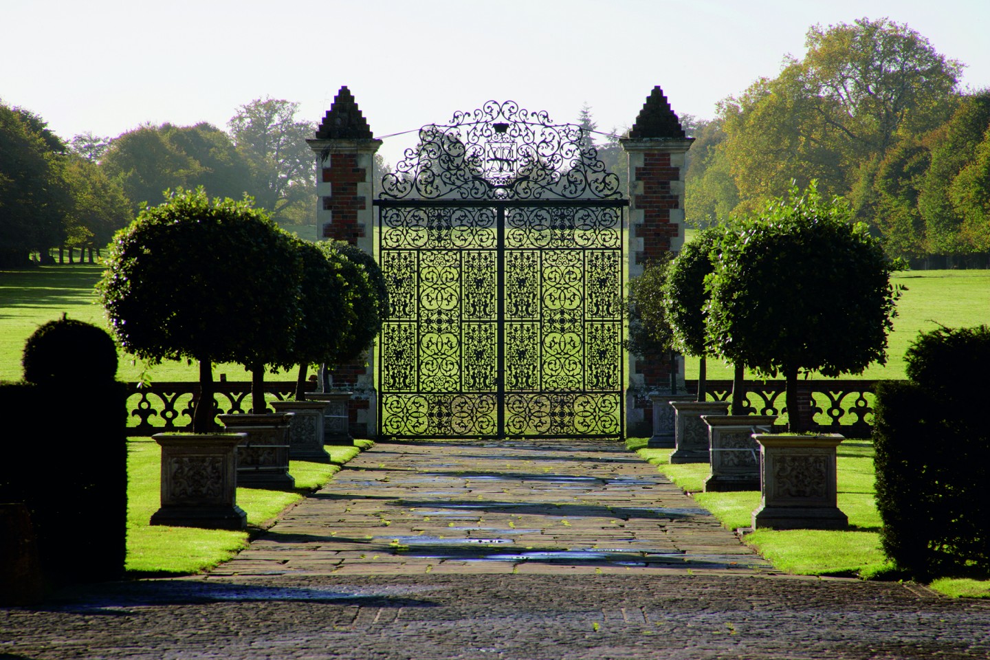 Hertfordshire tour Hatfield House gate ©Hatfield House