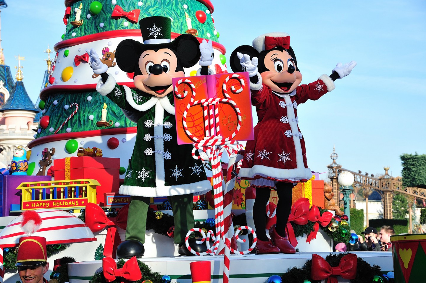 MickeyandMinnieonChristmasParadeFloat©Disney Greatdays Group