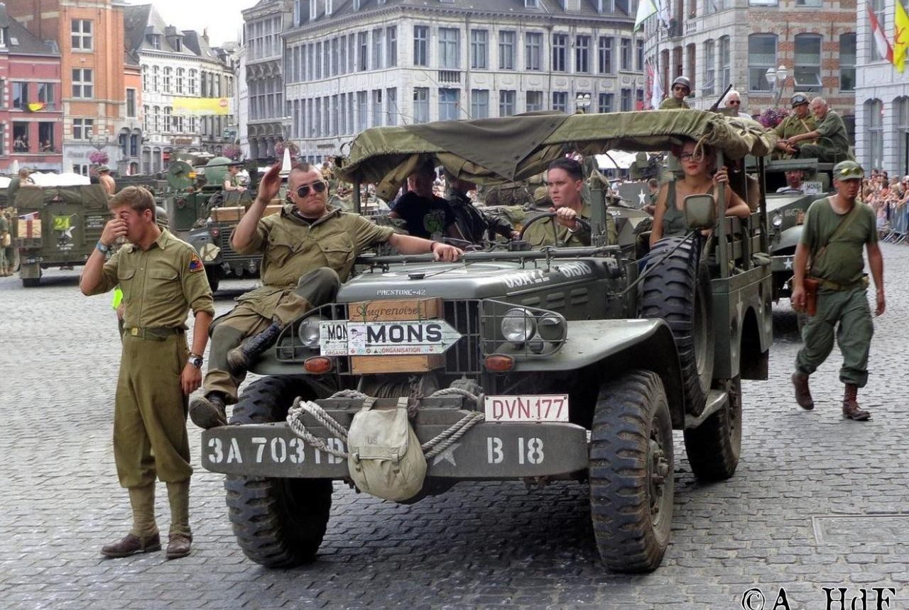 Mons Tanks in Town ©Ph Maree