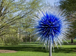 Royal Botanic Gardens, Kew, Richmond, London - Dale Chihuly. Sapphire Star. The New York Botanical Garden, Bronx, NY © Chihuly Studio