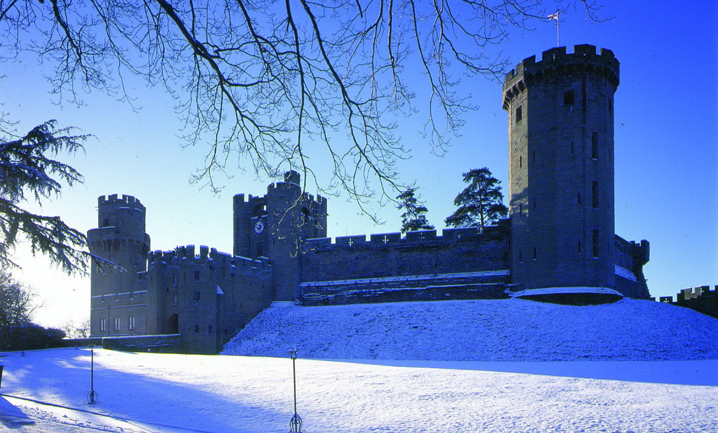 Warwick Castle, Warwickshire - Castle in Snow © www.warwick-castle.com